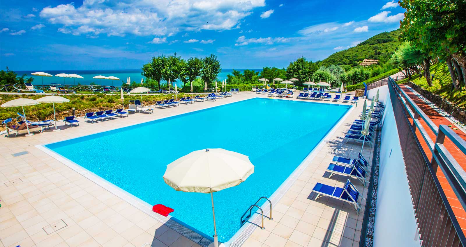 Das Schwimmbad des Hotels Capo Est