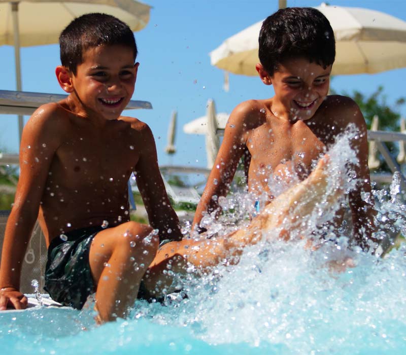 Kinder spielen im Wasser