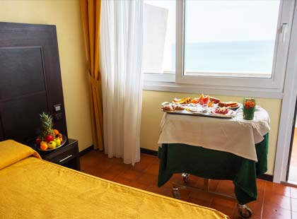 Carrello con colazione in camera