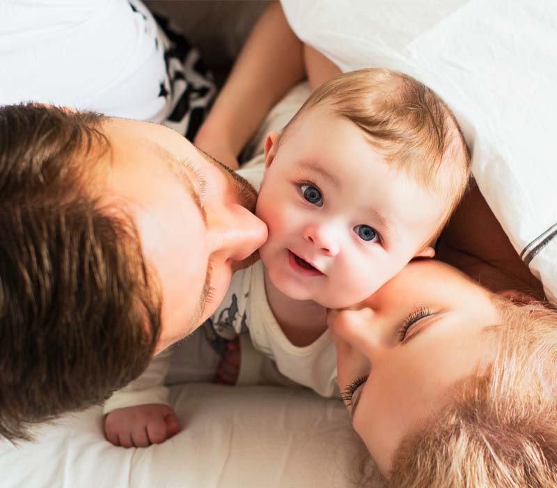 Famiglia si diverte in camera