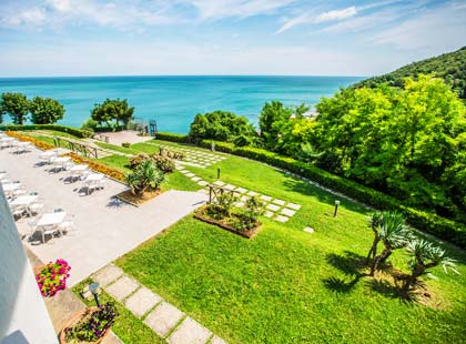 Hotelterrasse und Garten