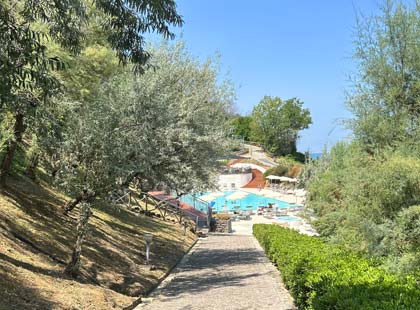 Passeggiata per arrivare alla piscina