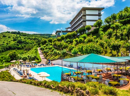 Überblick über das Schwimmbad und das Hotel